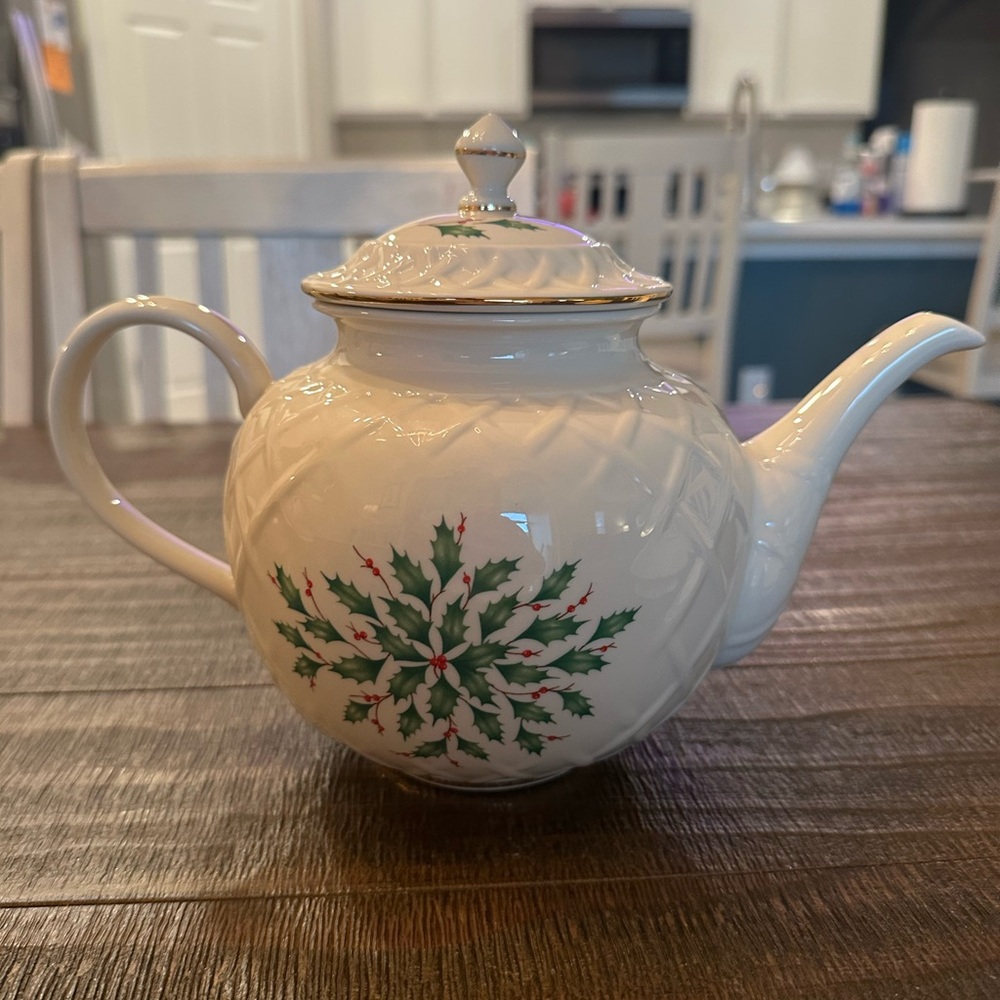 Lenox Ivory Teapot with Holly Design